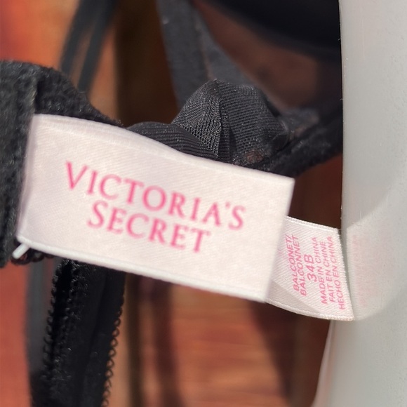 Victoria's Secret Black and Cream Lace Bra Size 34B - Picture 6 of 10